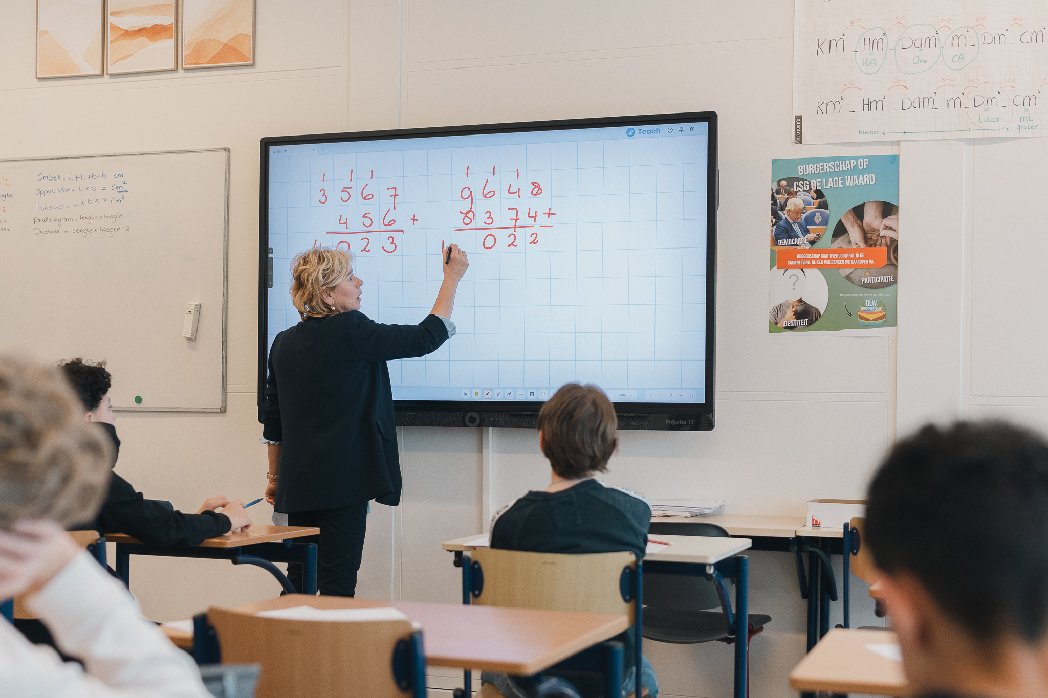 rekencoördinator Rianne Schuurman CSG De Lage Waard geeft rekenles