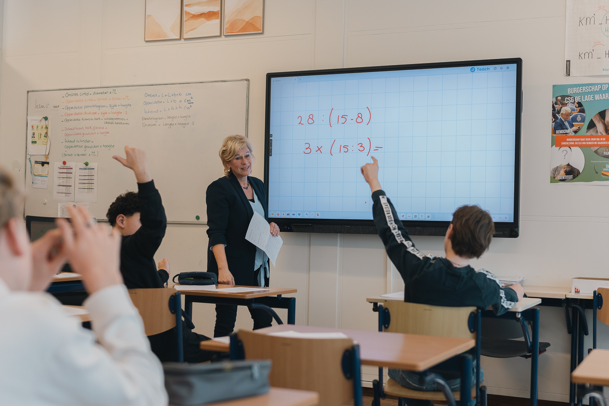 rekencoördinator Rianne Schuurman CSG De Lage Waard geeft rekenles